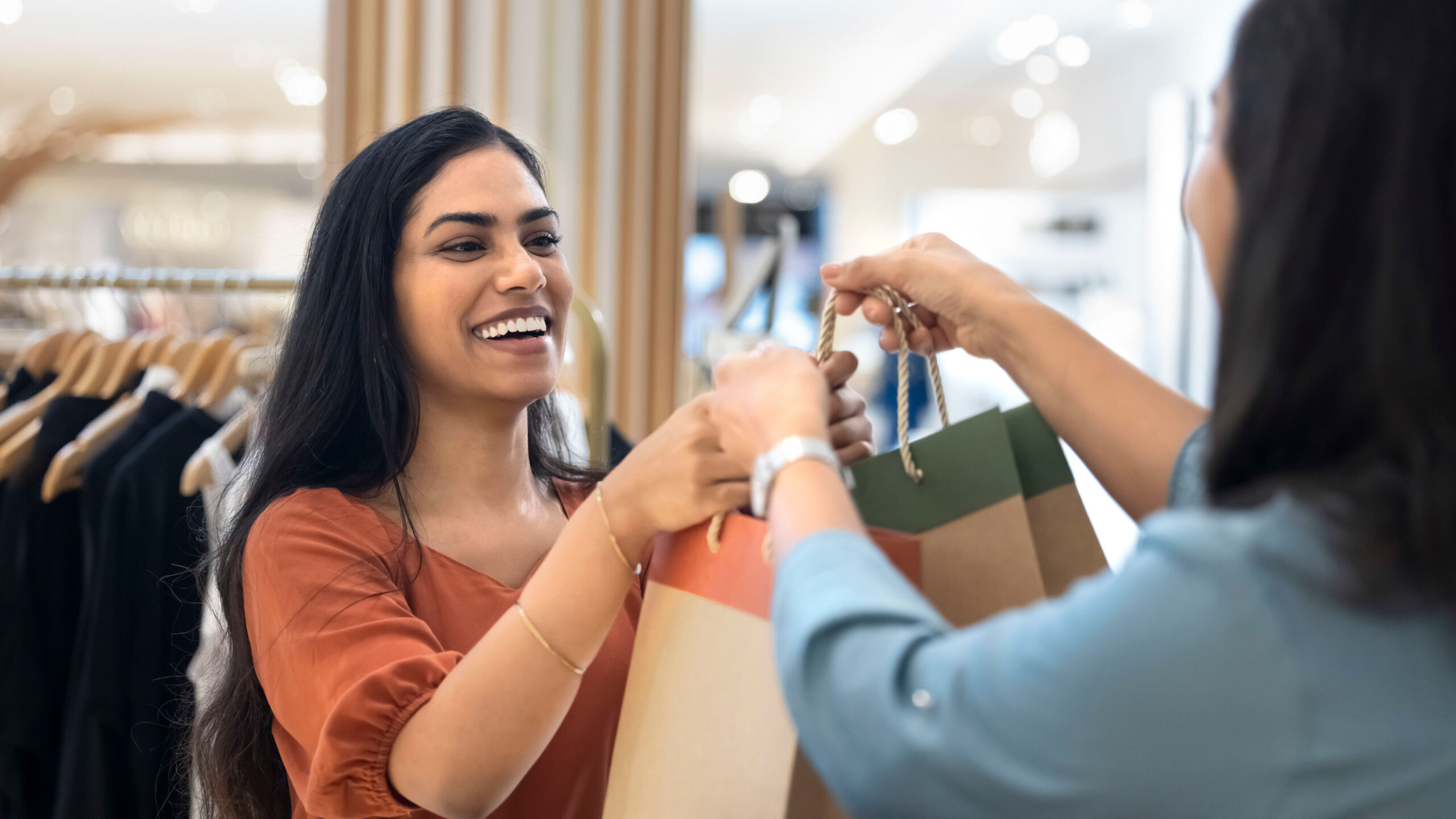 Good vs. Bad Customer Service in a Retail Store Good vs. Bad Customer Service in a Retail Store